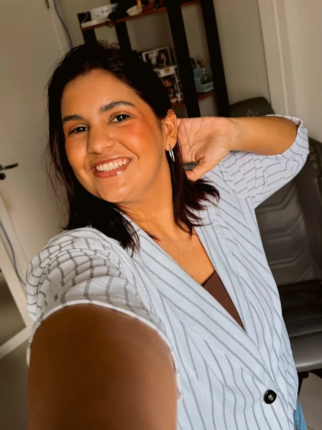 Thamires Robles sorrindo em uma selfie
